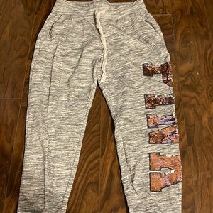 Size medium. Super comfortable and also has the Interchangeable sequence